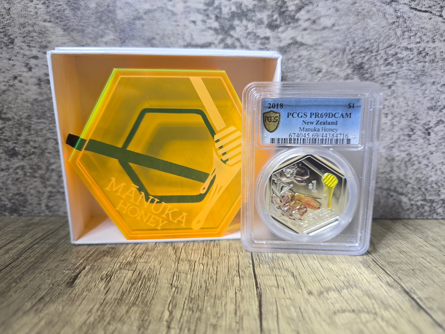 New Zealand Manuka Honey Bee PR69 coloured 1oz 2018